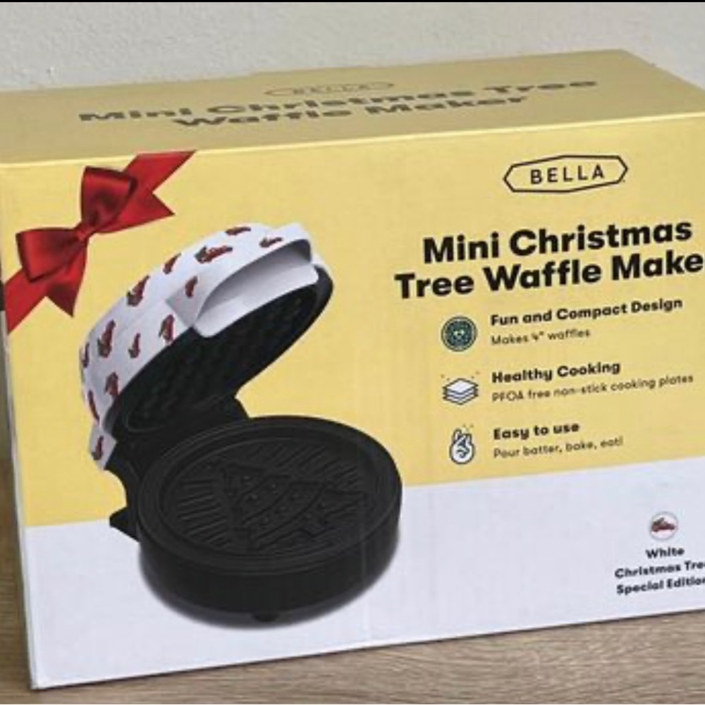 Red and white Gifts . Xmas tree WAFFLE makers 🎁!!! Get it early on time.